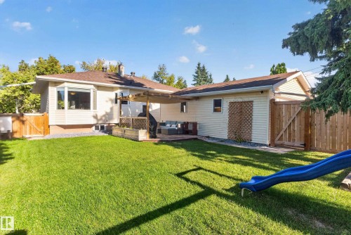 Expansive green lawn with a wood fence perimeter - 14611 109 Avenue Nw, Edmonton, AB 