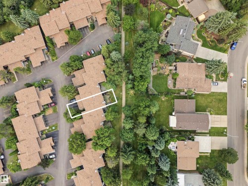 Aerial perspective of a multi-unit residential development featuring a private yard space - 141 Hearthstone Nw, Edmonton, AB - 