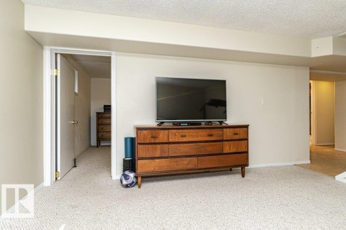Neutral-toned walls with light-colored carpeting - 10507 67 Avenue Nw, Edmonton, AB 