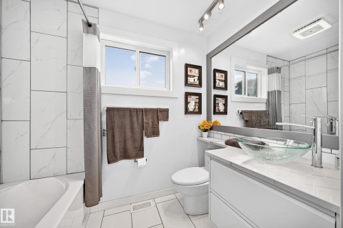 Full 4 Piece Bathroom - Garden Suite - 12045 64 Street Nw, Edmonton, AB 