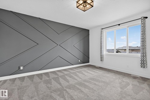 Accent wall with geometric trim - 22 Sydwyck Circle, Spruce Grove, AB 