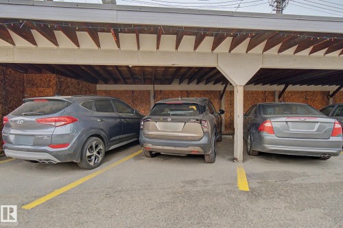 #302 224 Church Rd, Spruce Grove, AB - Indoor Photo Showing Garage