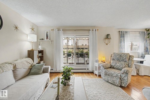 #302 224 Church Rd, Spruce Grove, AB - Indoor Photo Showing Living Room
