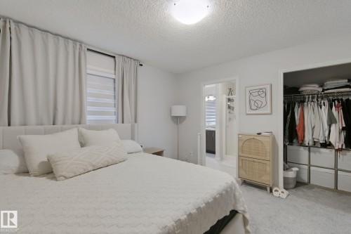 Recessed window with horizontal blinds - 8535 Ellis Link Link Nw, Edmonton, AB 