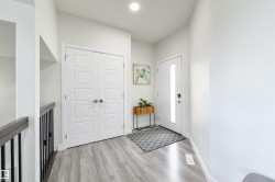 Wood-finish flooring with a light grey tone - 