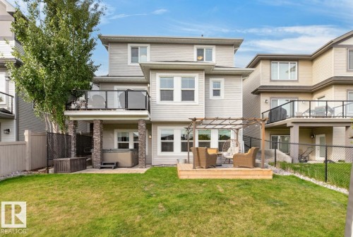 Expansive backyard with a manicured lawn - 21 Altadena Point(E), Sherwood Park, AB 
