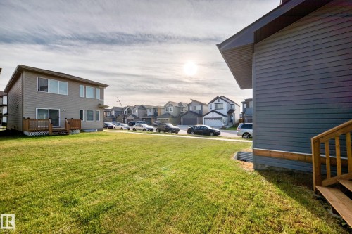 Expansive rear yard with a manicured lawn - 2415 194 Street Nw, Edmonton, AB 