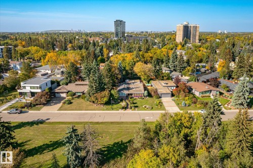 Residential street with mature trees and established landscaping - 13862 Ravine Drive Nw, Edmonton, AB 