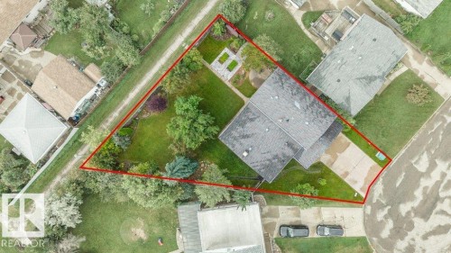 Large pie-shaped lot (8,713 SF) - fenced with walkway behind - 895 Lee Ridge Road Nw, Edmonton, AB 