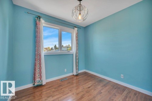 Bedroom 2. NE exposure. Hardwood floors. - 895 Lee Ridge Road Nw, Edmonton, AB 