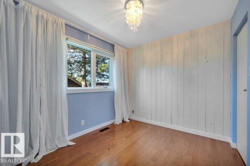 Main floor bedroom #4. SW exposure. Hardwood floors. - 895 Lee Ridge Road Nw, Edmonton, AB 