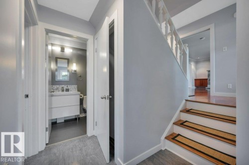 Looking to 4-pc main bathroom - 895 Lee Ridge Road Nw, Edmonton, AB 