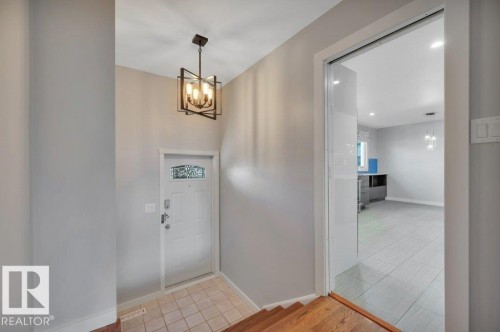 Looking towards kitchen entrance - 895 Lee Ridge Road Nw, Edmonton, AB 