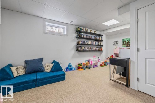 White walls and light-colored carpet flooring create a bright atmosphere - 1040 Lakewood Rd N Nw, Edmonton, AB 