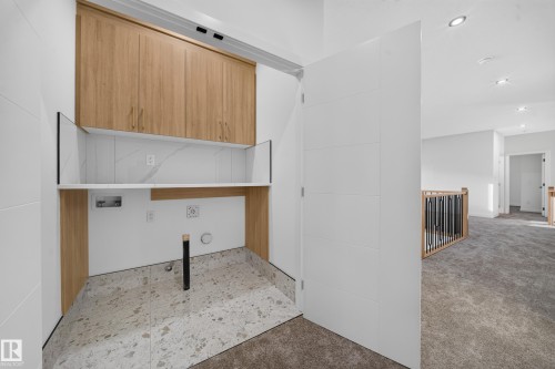 Wood-finish upper cabinetry with integrated shelving - 13024 186 Avene Nw, Edmonton, AB 