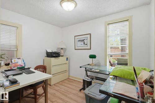 Recessed ceiling light fixture and wood-finish flooring - 9628 100A Street Nw, Edmonton, AB 