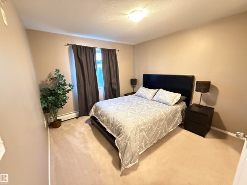 Neutral-toned walls complement the light-colored carpeting - #302 4309 33 St, Stony Plain, AB 
