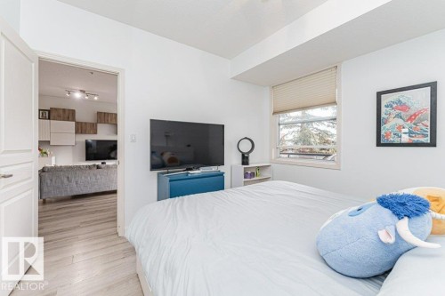 White painted walls with a window featuring horizontal blinds - #202 9503 101 Av Nw, Edmonton, AB 