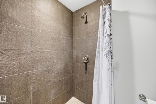 Textured wall tiles extending to the ceiling - 74 Aspen Crescent, St. Albert, AB 