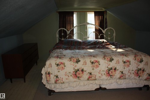 Sloped ceilings featuring character-defining angles and dual-pane windows - 5012 49 Ave, Radway, AB 