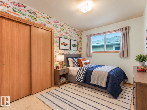 Recessed ceiling light, wood-finish sliding closet doors, built-in window, and a built-in light fixture - 5904 94 Avenue Nw, Edmonton, AB 