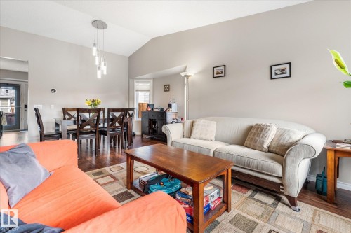 Vaulted ceilings with a multi-light pendant fixture, wood-finish flooring, and a bay window - 4103 44 Avenue, Stony Plain, AB 