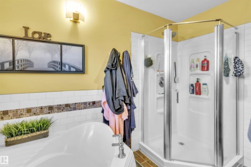 White subway tile surround with mosaic accent band - 76 Gariepy Crescent Nw, Edmonton, AB 