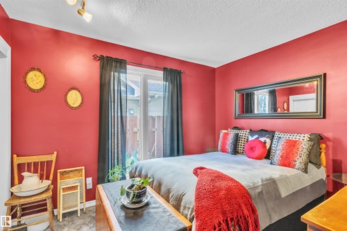 Track lighting with three directional fixtures - 76 Gariepy Crescent Nw, Edmonton, AB 