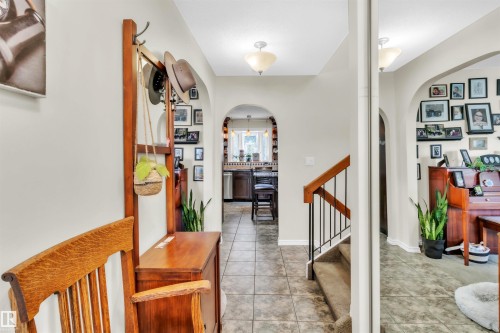 Neutral wall paint color - 76 Gariepy Crescent Nw, Edmonton, AB 