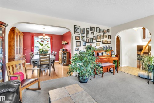 Archway entryways define distinct living areas - 76 Gariepy Crescent Nw, Edmonton, AB 