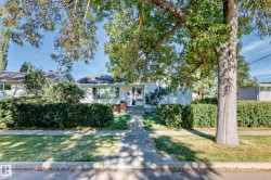 8814 160 Street NW  Edmonton, AB T5R 2H7