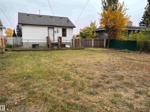 Expansive rear yard with established fencing - 7623 130 Avenue Nw, Edmonton, AB 
