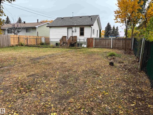 Expansive fenced backyard with a wood privacy fence and chain link fence - 7623 130 Avenue Nw, Edmonton, AB 
