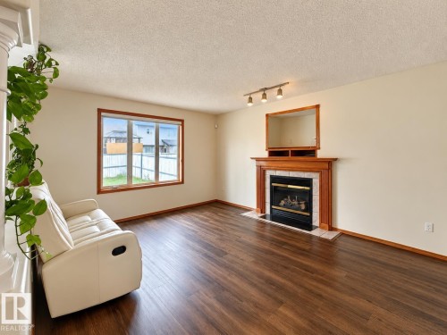2331 37B Avenue Northwest , Edmonton, AB T6T 1N9 3