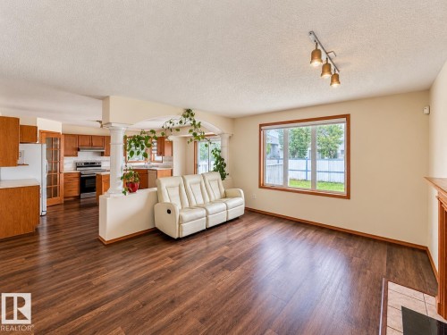 2331 37B Avenue Northwest , Edmonton, AB T6T 1N9 4