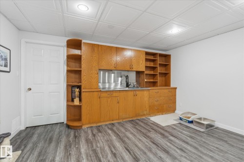Built-in cabinetry with integrated sink, wood-finish flooring, recessed lighting, and a paneled ceiling - 7 Linkside Pl, Spruce Grove, AB 