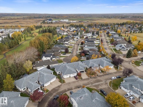 Residential neighborhood with diverse architectural styles, paved streets, and abundant mature trees - 7 Linkside Pl, Spruce Grove, AB 