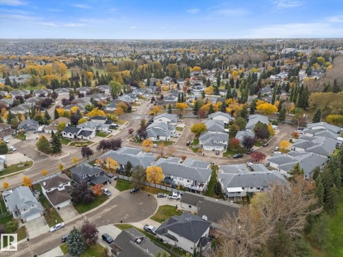 Residential neighborhood featuring single-family residences and townhomes with mature trees and paved roadways - 7 Linkside Pl, Spruce Grove, AB 