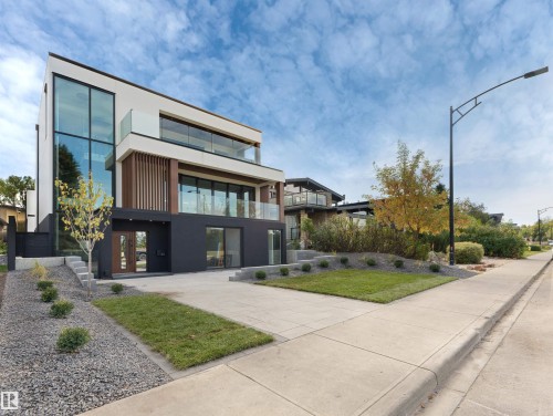8915 Strathearn Drive Nw, Edmonton, AB 