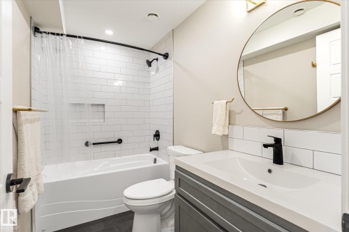 White subway tile shower surround with integrated niche - 21935 91 Avenue Nw, Edmonton, AB 