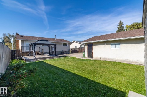 Expansive grass lawn with a wood-fenced perimeter - 17311 107 Street Nw, Edmonton, AB 