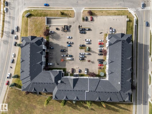 U-shaped building footprint featuring asphalt shingle roofing, integrated surface parking, and perimeter landscaping - #109 4309 33 St, Stony Plain, AB 