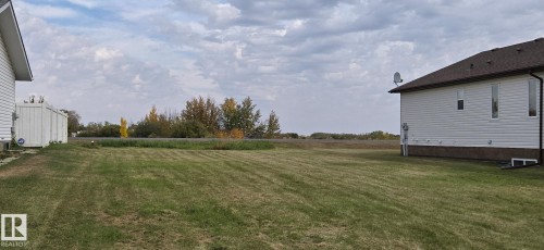 Expansive open yard space with a distant treeline - 4510 60, Vegreville, AB 
