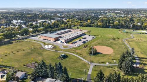 Expansive green spaces featuring a baseball diamond, paved pathways, and mature trees - 14 Sonora Drive, St. Albert, AB 