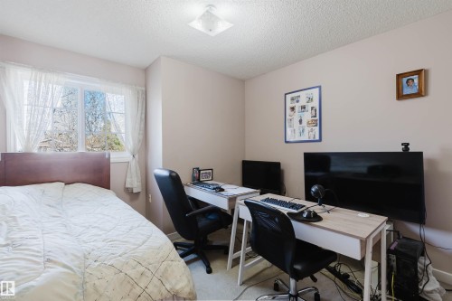Room featuring a multi-pane window, neutral wall paint, and a ceiling-mounted light fixture - 225 Heagle Crescent Nw, Edmonton, AB 