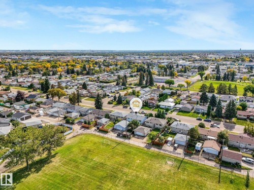 Expansive community featuring mature trees, residential properties, and clear skies - 7520 130 Avenue Nw, Edmonton, AB 