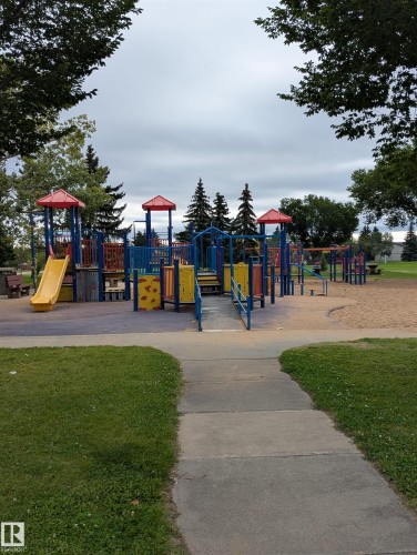 18729 95A Avenue Nw, Edmonton, AB 