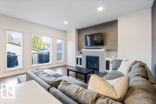 9056 Shaw Way Sw, Edmonton, AB 