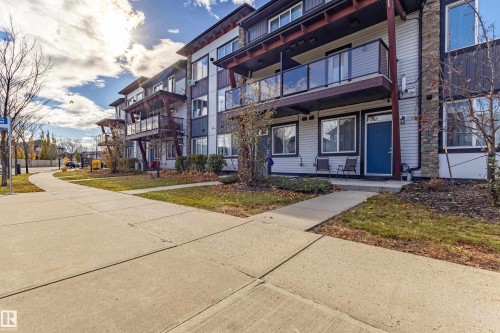 456 ALLARD Boulevard SW  Edmonton, AB T6W 3S7