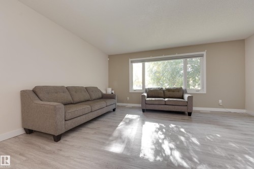 22 Falcon Crescent, St. Albert, AB 